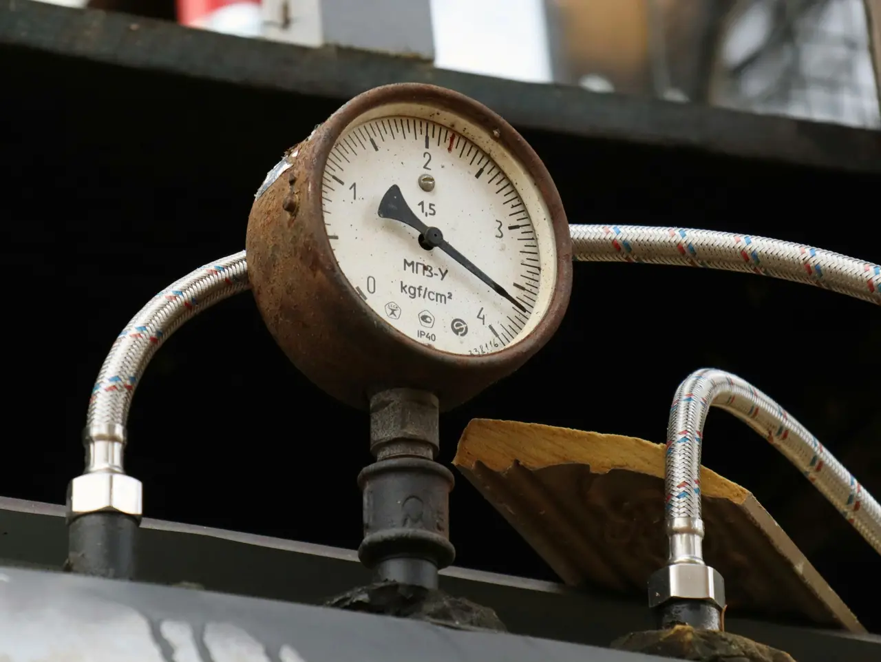 Industrial pressure gauge and connected hoses