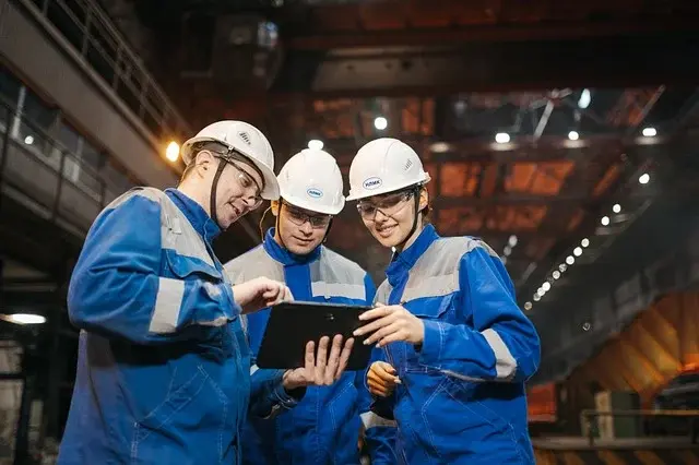 Industrieteam betrachtet Informationen auf einem Tablet