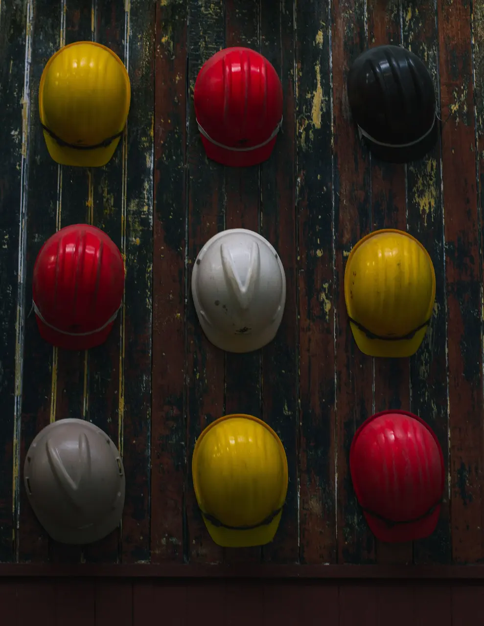 Safety helmets arranged on a storage wall